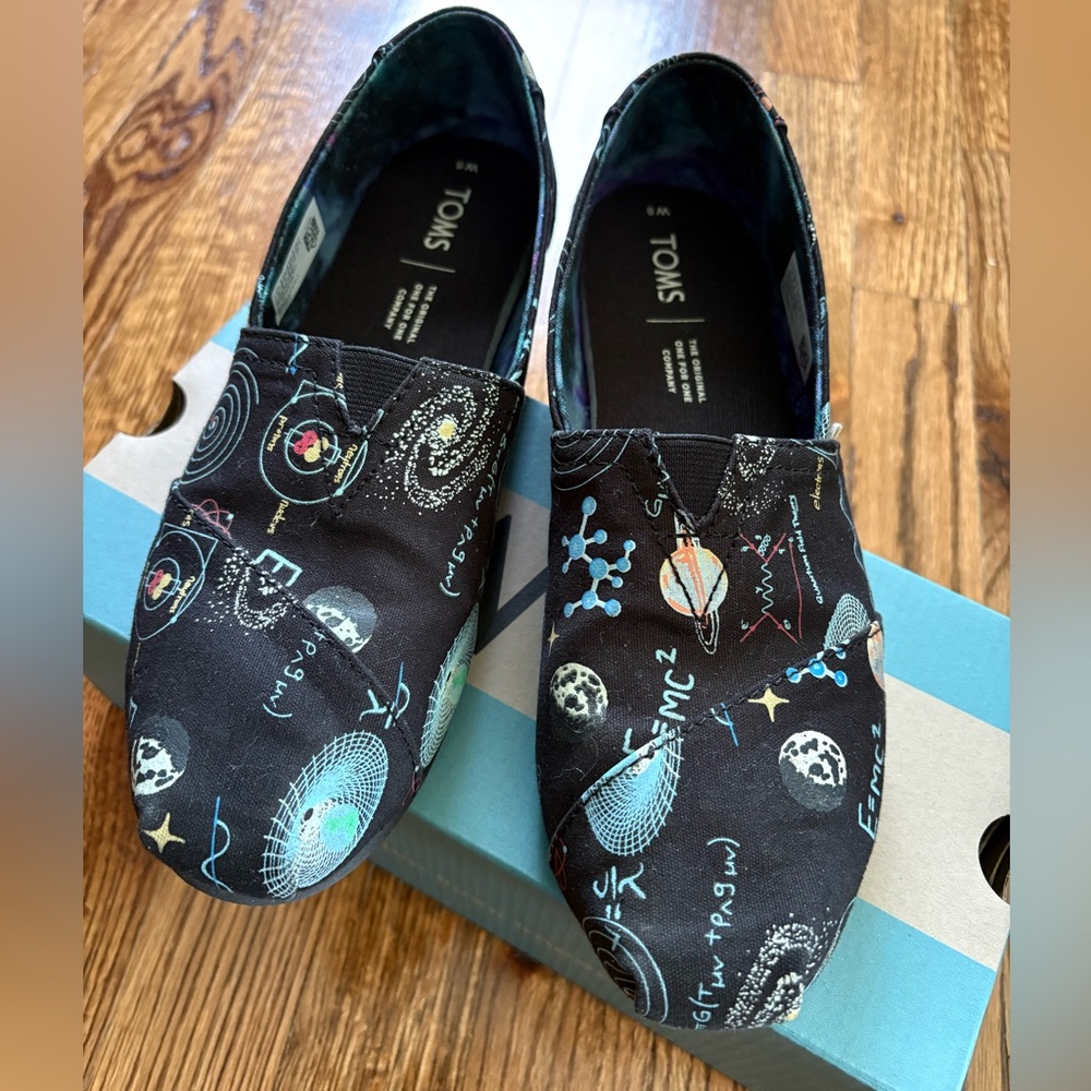 TOMS Science/space print alpargatas with glow in the dark details! Women’s 8